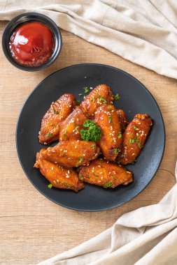 Barbekü tavuk kanatları beyaz susam ile