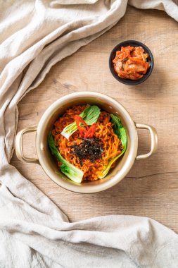 sebze ve kimchi Koreli anlık erişte