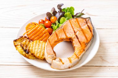 sebze ile ızgara somon biftek fileto