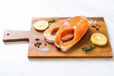 taze çiğ somon fileto biftek