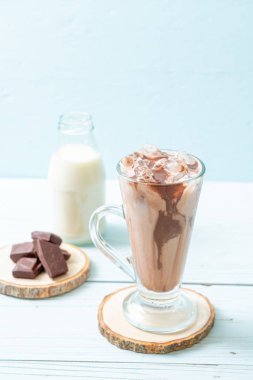 Buzlu çikolata milkshake içecek