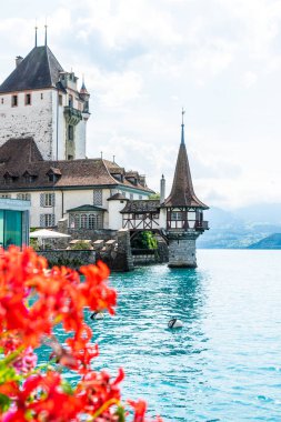 Thun Gölü arka planda İsviçre Oberhofen Kalesi