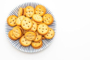 Hindistan cevizli bisküvi ve ananas reçeli.