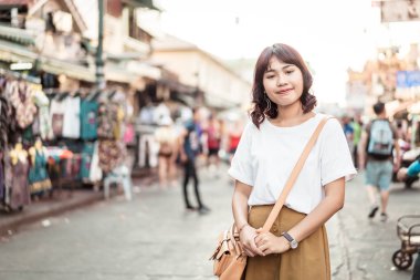 Mutlu ve güzel Asyalı kadın Khao Sarn Road, Tha seyahat