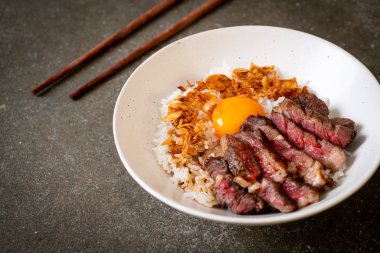 yumurta ile tepesinde pirinç kase dilimlenmiş sığır eti