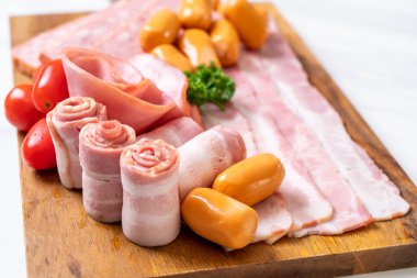 pastırma, sosis, jambon füme ve Barbekü domuz pastırması