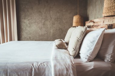 yatakta güzel rahat yastıklar