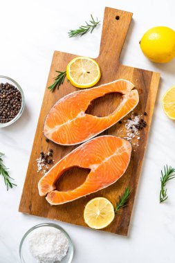 taze çiğ somon fileto biftek