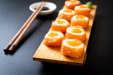 mayonez ve karides yumurta ile taze somon suşi rulo