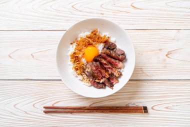 yumurta ile tepesinde pirinç kase dilimlenmiş sığır eti