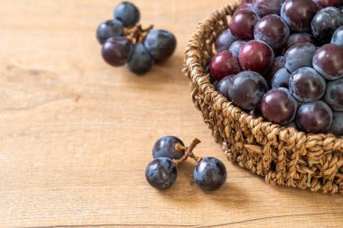 beyaz arka planda taze siyah üzüm