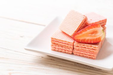 çilek krem ile gofret 