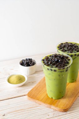 kabarcık ile yeşil çay latte