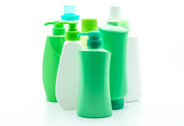 Beyaz arka plan üzerinde şampuan veya saç kremi şişe