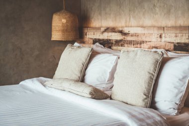 yatakta güzel rahat yastıklar