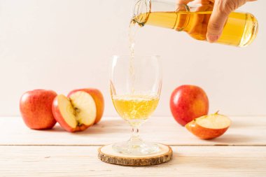 Kırmızı elma meyvesi ile elma suyu