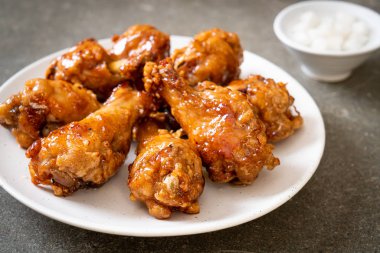 Soslu kızarmış tavuk.