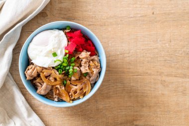 domuz eti pilav kasesi ile yumurta (Donburi) - Japon yemekleri 