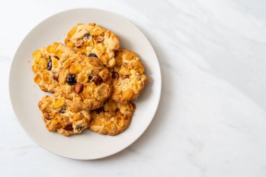 Mısır gevreği üzüm ve badem ile kurabiye