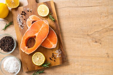 taze çiğ somon fileto biftek