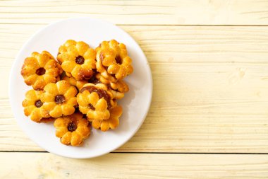 ananas reçeli ile çiçek bisküvi