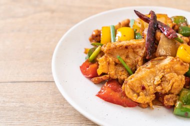 Cevizli kızarmış tavuk. 