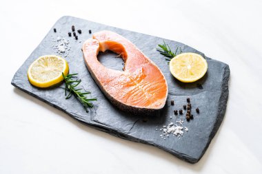 taze çiğ somon fileto biftek