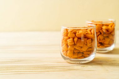 sarımsak bisküvi ekmek çubuğu