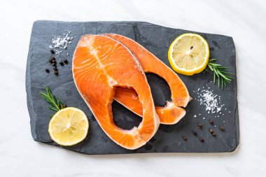 taze çiğ somon fileto biftek