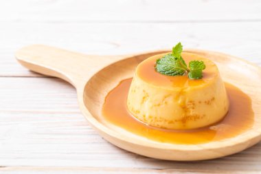 Ev yapımı karamel kremalı puding