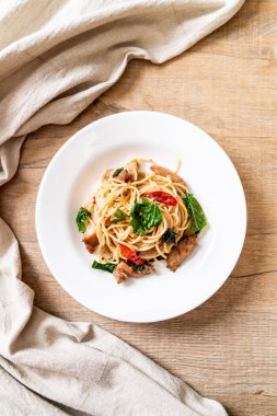 tavuk ve fesleğen ile karıştırın-kızarmış spagetti