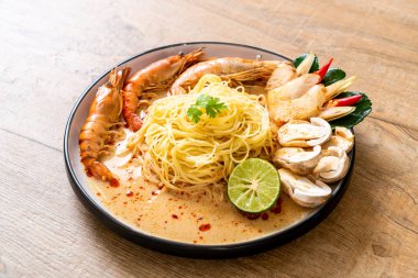 Baharatlı karides spagetti makarna (Tom Yum Goong)