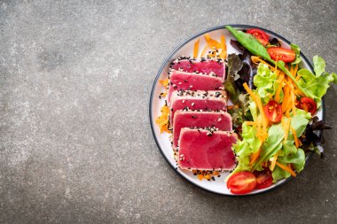 Taze orkinos sebze salata ile ham