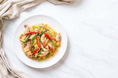 Tavada kızartılmış kalamar ve ahtapot tuzlu yumurta ile