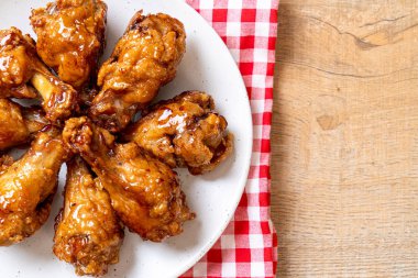 Soslu kızarmış tavuk.