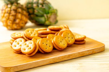 ananas reçel ile bisküvi