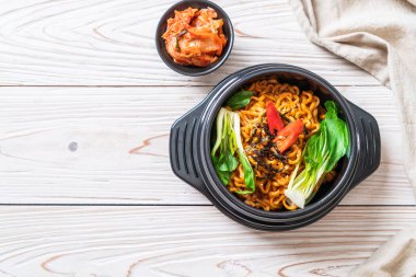 sebze ve kimchi Koreli anlık erişte