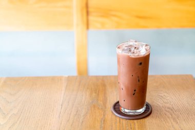 Ahşap masada buzlu çikolata.