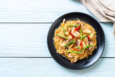 Tavada kızartılmış kalamar ve ahtapot tuzlu yumurta ile