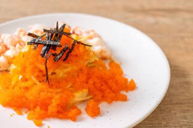 karidesler ve karides yumurtası ile spagetti kremsi