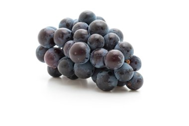 beyaz arka planda taze siyah üzüm