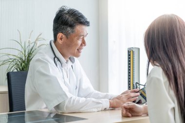 Asya kıdemli doktor ve hasta görüşüyorlar