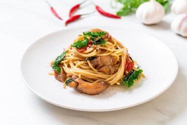 tavuk ve fesleğen ile karıştırın-kızarmış spagetti