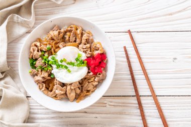 domuz eti pilav kasesi ile yumurta (Donburi) - Japon yemekleri 