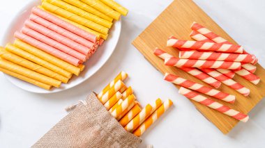 renkli gofret rulo sopa