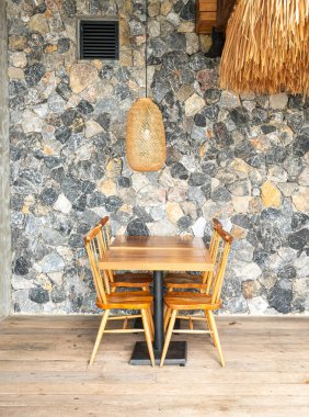 kafe restoranda ahşap masa ve sandalye