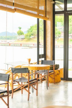 Boş masa ve sandalye restoranda