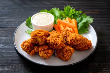 Kızarmış baharatlı tavuk kanadı