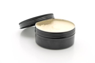 Beyaz arka plana dayalı yağda saç şekillendirme için pomade