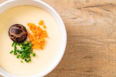 sebze, mantar ve havuç haşlanmış yumurta